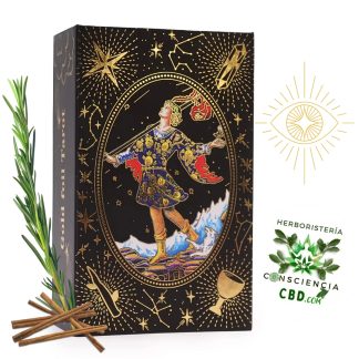 Detalle en primer plano de los grabados en pan de oro y reflejos sobre fondo oscuro de las cartas del tarot